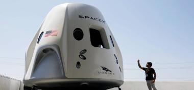 SpaceX Perusahaan Wisata ke Luar Angkasa 